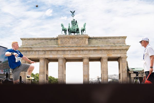 Eric Maihoefer (VfL Sindelfingen) beim Kugelstossen waehrend der deutschen Leichtathletik-Meisterschaften auf dem Pariser Platz am 24.06.2022 in Berlin